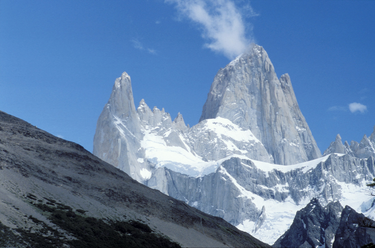 pat_244 fitz roy.jpg - Argentine, Fitz Roy, décembre 2002 : laguna Madre vue du Fitz Roy et du Poincenot depuis la laguna Madre Provia 400 F